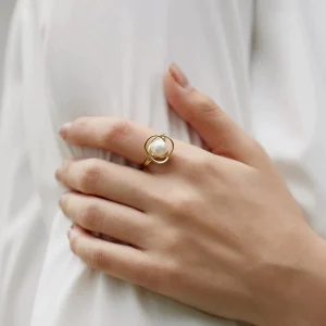 Эти потрясающие помолвочные кольца с жемчугом посвящены одному из самых древних драгоценных камней в мире Эти потрясающие обручальные кольца с жемчугом посвящены одному из самых древних драгоценных камней в мире