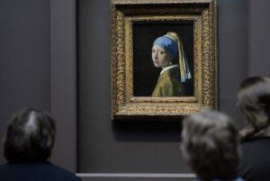 Картина "Девушка с жемчужной сережкой" уже более ста лет является частью коллекции музея Мауритсхаус в городе Гаага, Нидерланды. В феврале этот шедевр Иоганна Вермеера временно покинет Мауритсхаус и отправится в Рейксмузеум в Амстердаме. Чтобы восполнить его отсутствие, Мауритсхаус приглашает своих посетителей создать свою собственную версию работы, которую прозвали "Моной Лизой Севера". Любители искусства могут воссоздать "Девушку с жемчужной сережкой" с помощью различных средств. Фотография, эскизы, масло на холсте, вышивка... Все виды реинтерпретаций разрешены при условии, что кураторам Маурицхейса будет отправлена цифровая копия работы. Они отберут несколько из них, которые будут выставлены 6 февраля в галерее музея, посвященной творчеству Йоханнеса Вермеера, на мультимедийном экране. Другие работы, вдохновленные "Девушкой с жемчужной сережкой", также будут выставлены в зале, чтобы показать, какое большое влияние оказал портрет, написанный голландским художником около 1665 года. "Так много людей вдохновляются этой всемирно известной картиной", - сказал в своем заявлении Пол Шуилинг, советник по культурным партнерствам Nationale-Nederlanden. Именно поэтому музей Маурицхёйс и Nationale-Nederlanden призывают творческие таланты присылать свои прекрасные вариации. Таким образом, мы дадим таланту возможность выступить на сцене в этом особенном месте". Для демонстрации творений посетителей, вдохновленных "Девушкой с жемчужной сережкой", музей Маурицхёйс создал Instagram-аккаунт @mygirlwithapearl. Эта инициатива призвана заполнить пробел, который оставит картина Йоханнеса Вермеера, когда она будет выставлена в Рейксмузеуме в Амстердаме в рамках выставки "Вермеер".