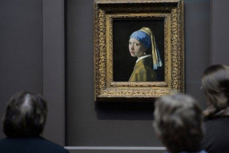 Картина "Девушка с жемчужной сережкой" уже более ста лет является частью коллекции музея Мауритсхаус в городе Гаага, Нидерланды. В феврале этот шедевр Иоганна Вермеера временно покинет Мауритсхаус и отправится в Рейксмузеум в Амстердаме. Чтобы восполнить его отсутствие, Мауритсхаус приглашает своих посетителей создать свою собственную версию работы, которую прозвали "Моной Лизой Севера". Любители искусства могут воссоздать "Девушку с жемчужной сережкой" с помощью различных средств. Фотография, эскизы, масло на холсте, вышивка... Все виды реинтерпретаций разрешены при условии, что кураторам Маурицхейса будет отправлена цифровая копия работы. Они отберут несколько из них, которые будут выставлены 6 февраля в галерее музея, посвященной творчеству Йоханнеса Вермеера, на мультимедийном экране. Другие работы, вдохновленные "Девушкой с жемчужной сережкой", также будут выставлены в зале, чтобы показать, какое большое влияние оказал портрет, написанный голландским художником около 1665 года. "Так много людей вдохновляются этой всемирно известной картиной", - сказал в своем заявлении Пол Шуилинг, советник по культурным партнерствам Nationale-Nederlanden. Именно поэтому музей Маурицхёйс и Nationale-Nederlanden призывают творческие таланты присылать свои прекрасные вариации. Таким образом, мы дадим таланту возможность выступить на сцене в этом особенном месте". Для демонстрации творений посетителей, вдохновленных "Девушкой с жемчужной сережкой", музей Маурицхёйс создал Instagram-аккаунт @mygirlwithapearl. Эта инициатива призвана заполнить пробел, который оставит картина Йоханнеса Вермеера, когда она будет выставлена в Рейксмузеуме в Амстердаме в рамках выставки "Вермеер".